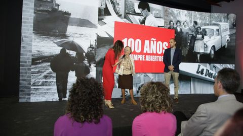 Pasado y presente de La Voz de Asturias sobre el escenario, con Mari Luz Reguera, cajera desde muy joven, y Luis Fern�ndez, actual director.