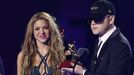 Shakira y Bizarrap recogiendo un premio Latin Grammy en el 2023