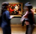 Dos visitantes en la reciente exposici�n �El joven Van Dyck� en el Museo del Prado.