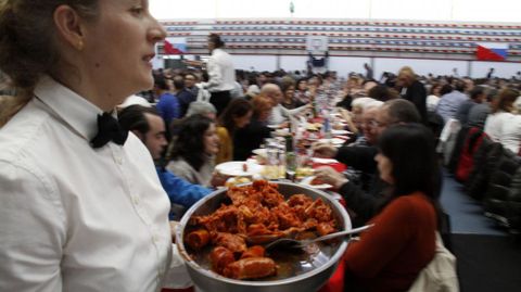 O Barco se rindi al botelo.Ms de mil personas asistieron a la comida en el pabelln