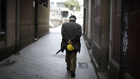 Imagen de archivo de un mayor caminando por la calle en A Coru�a