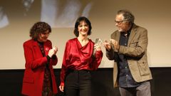 Ana Torrent, con el galard�n de Cineuropa, junto a la alcaldesa de Santiago, Goretti Sanmart�n, y al director del certamen, Jos� Luis Losa, este jueves en la gala.