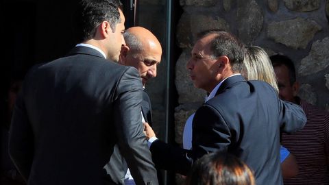 Adrian Federighi (derecha), cu�ado de Blanca Fern�ndez Ochoa, conversa con el vicepresidente de Deportes de la Comunidad de Madrid, Ignacio Aguado