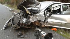 Uno de los turismos implicados acab� con su parte frontal completamente destrozada