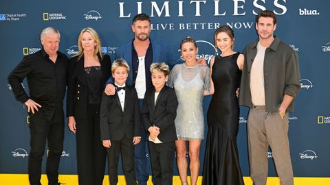 Julio, 2025. El clan Hemsworth acompaa a Chris en el estreno de sus episodios en la serie Sin lmites