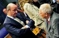De Guindos conversando ayer en Luxemburgo con su hom�logo alem�n Wolfgang Schauble. 