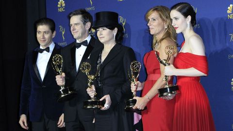 Emmy 2018:  El elenco de The Marvelous Mrs Maisel posa con el Emmy a Mejor Serie de Comedia 