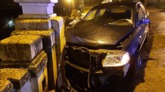 El coche qued� empotrado contra una columna del parque. 