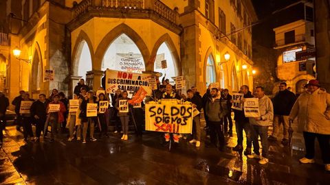 Los trabajadores se concentraron a las puertas de la casa consistorial antes de acceder al sal�n de plenos.