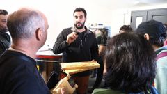 Diego L�pez (en el centro), copropietario de la empresa ap�cola O Galeir�n, mustra sus instalaciones a los visitantes en una edici�n anterior del programa Os Cami�os dos Sabores