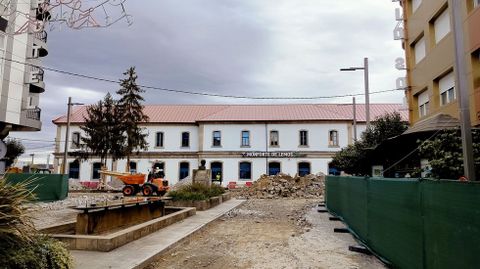 Esos dos �rboles que se ven a la izquierda son los �nicos que quedaron en pie en toda la plaza