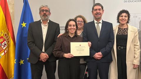 El secretario de Estado de Educaci�n, Abelardo de la Rosa, entrega la distinci�n a los representantes del colegio de Rubi�ns