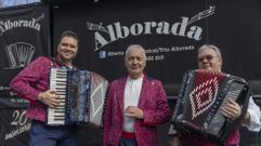 Alberto Su�rez, Enrique Miramontes y Xos� Manuel Su�rez (en la foto, de izq. a der.) forman el Tr�o Alborada, un grupo que empez� siendo un d�o y el a�o pasado celebr� su vig�simo aniversario. El m�s joven de ellos empez� a cantar rancheras junto a su padre y el vocalista principal cuando ten�a solo unos 11 o 12 a�os, y llevaba ya tocando un lustro el acorde�n.
