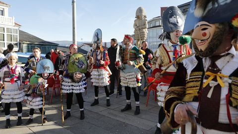 Os felos percorren Maceda.A comitiva co personaxe do entroido tradicional estn a percorrer os pobos do municipio e a Serra de San Mamede