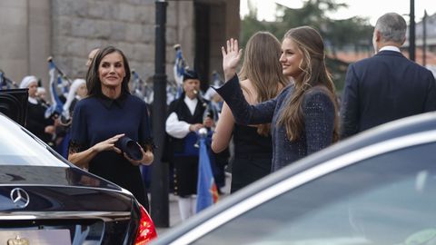 Los reyes Felipe VI (c), y Letizia (i), acompaados de la princesa Leonor y de la infanta Sofa (d), a su llegada al tradicional Concierto de los Premios Princesa de Asturias, un da antes de la ceremonia de entrega de los galardones 2025
