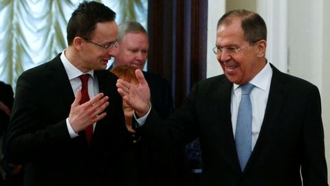  El ministro h�ngaro Peter Szijjarto con el ruso Sergei Lavrov en una reuni�n en Mosc� en enero del 2017