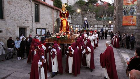 La Irmandade do Cristo da Misericordia sac en procesin las imgenes del Ecce Homo y las vrgenes de la Amargura y la Soledad tras la celebracin de la misa.