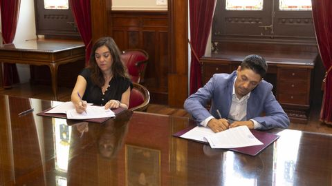 La alcaldesa de A Corua, Ins Rey, y el presidente de Grumico,Francisco Javier Mourio Grando.