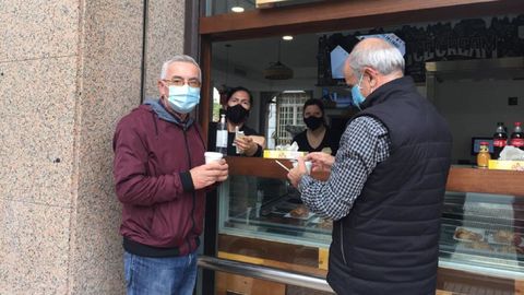 En Ferrol Vello, locales como el Oliva y el Cassata (en la imagen) siguen despachando cafés para llevar