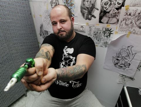 Rodrigo Ces, trabajando su estudio de tatuaje de Cesures, donde se instal� hace un par de a�os. 