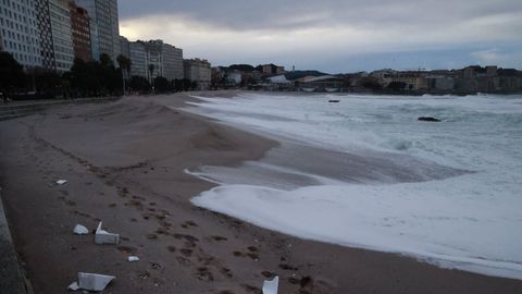 Oleaje este viernes por la tarde en la playa del Orz�n, en A Coru�a