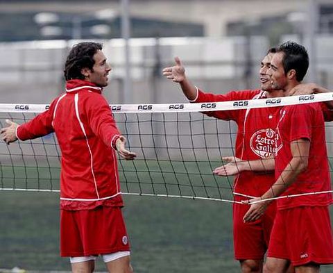 Rafa Garc�a, con Pav�n y el ya ex rojiblanco Tena en una sesi�n de f�tbol tenis.