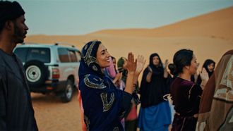 Nadhira Mohamed, en el centro, encarna a Mariam, protagonista de la pel�cula.