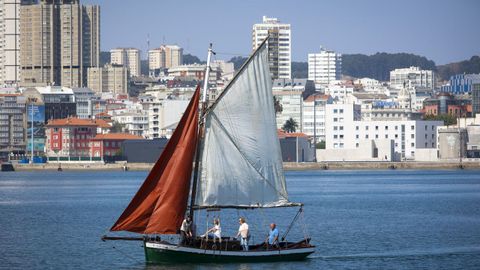 Punta Pragueira, el galen de la ra, con las velas desplegadas.