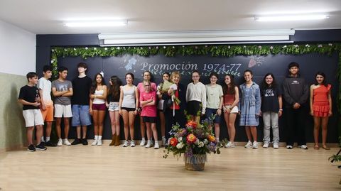 Los alumnos de primero entregaron un ramo de flores a la primera directora del centro
