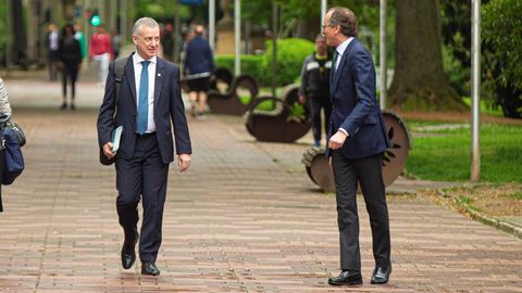 Urkullu y el parlamentario y exlder del PP Alfonso Alonso, a su llegada este viernes a la sede del Parlamento Vasco en Vitoria 
