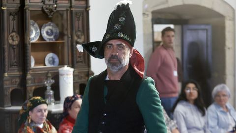 Mostra de traxes tradicionais elaborados pola asociación Espadelas en San Paio de Narla, Friol