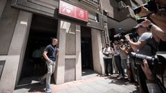 Un agente de la UCO sale de la sede nacional del PSOE en la calle Ferraz de Madrid.