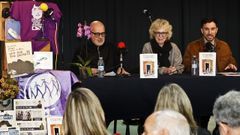 Acto en homenaxe a Bego�a Caama�o no IES Castelao de Vigo. Na foto, Marcos Calveiro (Galaxia), Beatriz Caama�o (irm� de Bego�a) e o director do instituto, C�ndido Paniagua.   