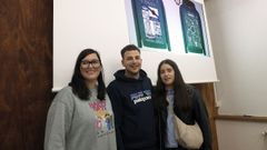 Sonia Gude y �lex Nespereira con Nuria Ord��ez, autora del dise�o de la sudadera dorneira de este a�o (a la derecha de la imagen co n�mero 18)