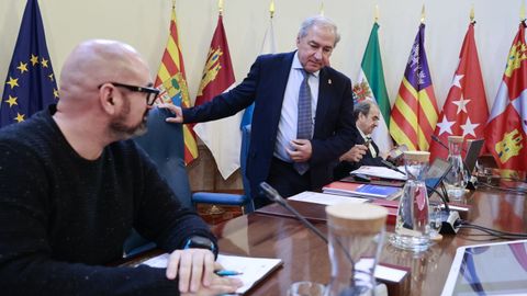 El vicepresidente de la Deputaci�n, Efr�n V�zquez, junto a Jos� Tom� durante un pleno