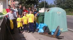 Los voluntarios seleccionaron la basura y la depositaron en los contenedores correspondientes.