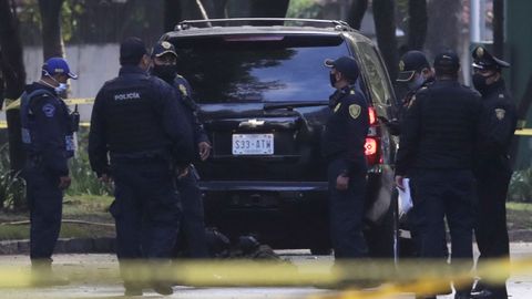Policias inspeccionan el veh�culo en el que viajaba el jefe de Seguridad de Ciudad de M�xico