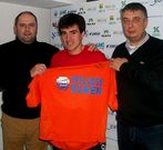 Manuel Blanco y Jos� Luis S�ez presentaron a Juanlu, en el centro.