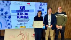 A xerente da Fundacin Deportiva Municipal da Illa de Arousa, Paula Dios, o alcalde da localidade, Luis Arosa, e o seu concelleiro de Deportes, Poza, co recoecemento  Fundacin e  Concello como Mellor Concello galego de menos de 15.000 habitantes nos Premios Galicia  Xestin Deportiva da asociacin Agaxede.