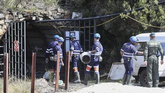 Investigadores y miembros de la brigada de salvamento minero este martes en el exterior de la mina de Cerredo