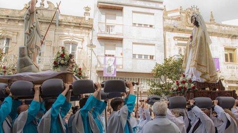 La procesi�n de Jes�s Resucitado, organizada por la Hermandad del Cristo Resucitado, recorri� el centro de Cangas