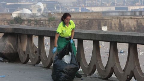 Las playas de Riazor y Orz�n amanecen llenas de basura tras la noche de San Xo�n