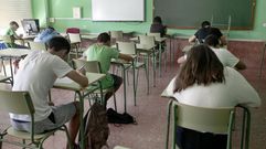 Imagen de archivo de alumnos de instituto examin�ndose en septiembre