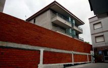 <span lang= es-es >Calle Progreso</span>. Uno de los expedientes investigados intenta aclarar si se produjo alg�n hecho presuntamente punible en la licencia de un bloque de viviendas en la calle Progreso, en Sanxenxo. 