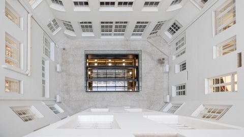 Con la reforma acometida del Edificio Pastor se han recuperado elementos singulares como el lucernario principal.