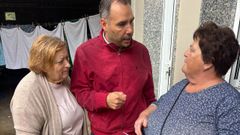 El alcalde de Caldas, Jacobo P&eacute;rez, informa a vecinas de Carracedo de la entrada en funcionamiento de la depuradora de residuales de Fieitoso