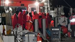 Rescate en Almeri� de medio centenar de inmigrantes que viajaban en una patera 
