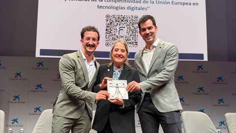 El equipo de Unirisco, recogiendo el premio del Foro de Empresas Innovadoras, de izquierda a derecha,&nbsp;Paulo Gonz&aacute;lez, Inmaculada Rodr&iacute;guez y Pablo Mosquera