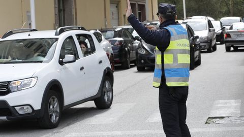 Un agente de la Polic�a Local de Viveiro regulando el tr�fico