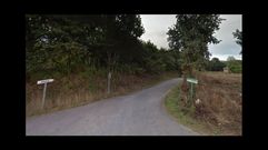 Acceso a la aldea de A Pi�ca desde la carretera LU-P-4104, que lleva de Bazal a Ferreira de Pant�n